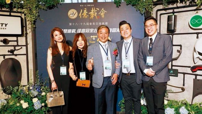 鍾杰霖(中)人緣極佳,在億載會會長交接典禮上變人形立牌輪番跟眾人合照。其子鍾亞成(右1)也已進入公司參與品牌再造。 鍾杰霖(中)人緣極佳,在億載會會長交接典禮上變人形立牌輪番跟眾人合照。其子鍾亞成(右1)也已進入公司參與品牌再造。